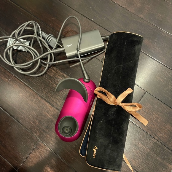 BRAND NEW DYSON STRAIGHTER!!!!! only used once. In perfect condition. - Picture 2 of 5